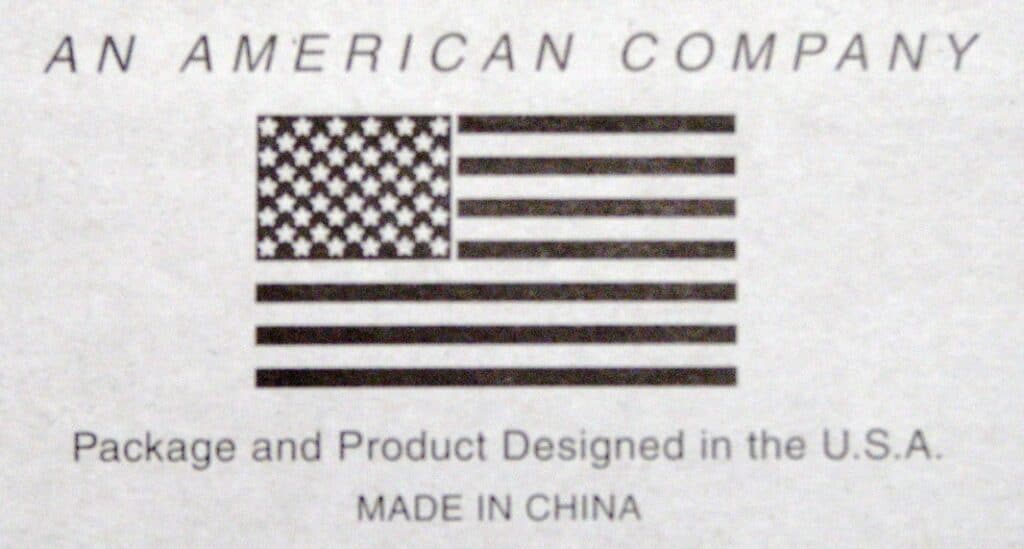 La conception et l'innovation proviennent d'Occident, mais le plus souvent la fabrication est déléguée à des entreprises chinoises. "Made in China" - Bill Bradford from Houston, TX, USA - AN AMERICAN COMPANY | Creative Commons BY 2.0