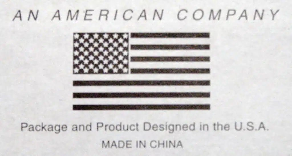 La conception et l'innovation proviennent d'Occident, mais le plus souvent la fabrication est déléguée à des entreprises chinoises. "Made in China" - Bill Bradford from Houston, TX, USA - AN AMERICAN COMPANY | Creative Commons BY 2.0