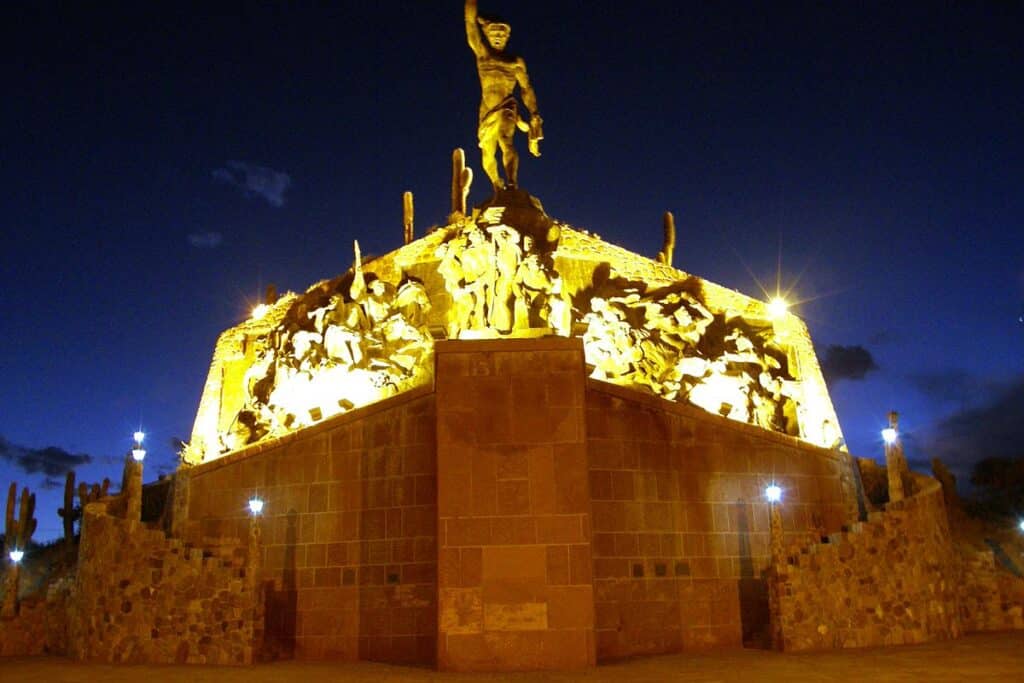 Monument aux Héros de l'indépendance de nuit - Bachelot Pierre JP [pseudo Wikipédia] | Creatives Commons BY-SA 2.5 Deed