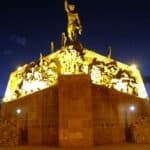 Monument aux Héros de l'indépendance de nuit - Bachelot Pierre JP [pseudo Wikipédia] | Creatives Commons BY-SA 2.5 Deed