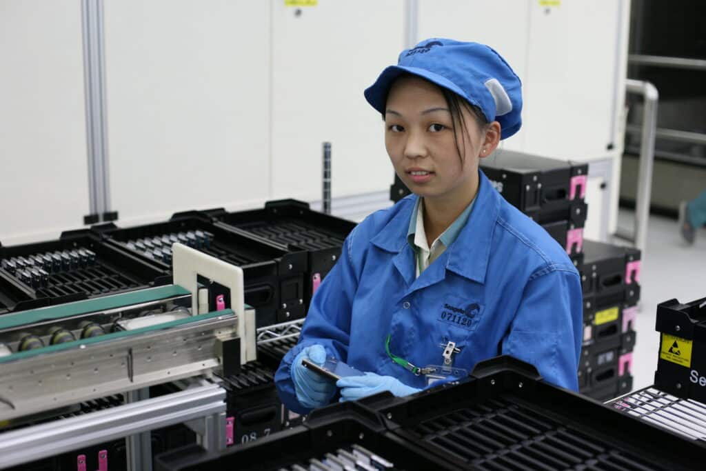 Ouvrière du fabricant de disques durs Seagate à Wuxi, dans le Jiangsu, en 2008 - Robert Scoble | Creative Commons BY 2.0