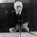 Pétain lisant un discours radiodiffusé, vers 1940-1944 - Anonyme | Domaine public