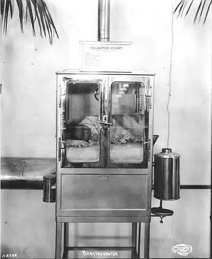 Photo d’un incubateur artificiel pour bébés prématurés du début du XXe siècle - Frank H. Nowell | Domaine public
