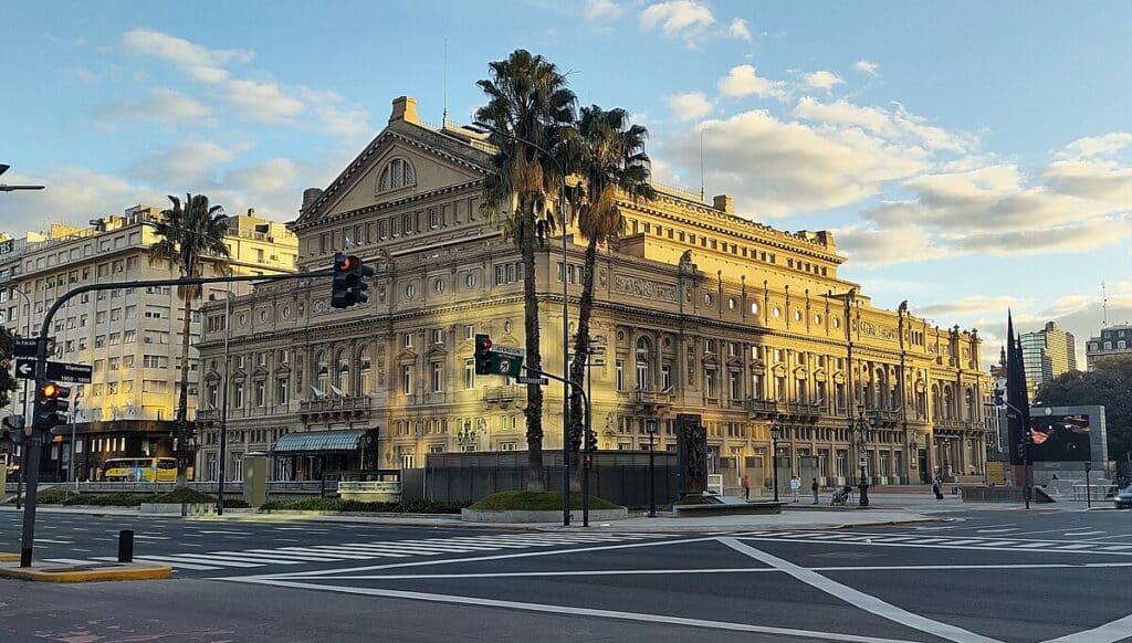 Teatro Colon - Roberto Fiadone [pseudo Wikipédia] | Creatives Commons BY 4.0 Deed