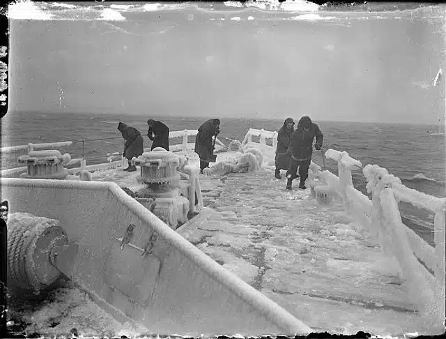 Conditions hivernales extrêmes en Arctique sur l’HMS Inglefield – Archives de la Royal Navy | Domaine public.