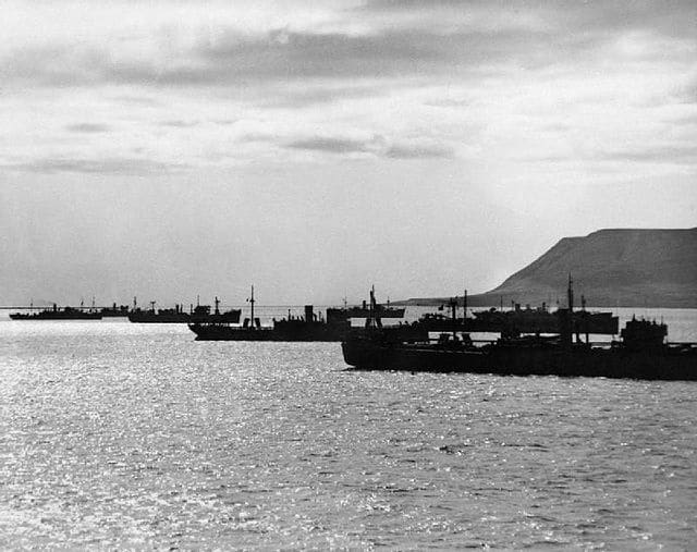 Convoi arctique PQ-16 en juillet 1942 au large de l’Islande – Claude Henry Parnall | Domaine public.