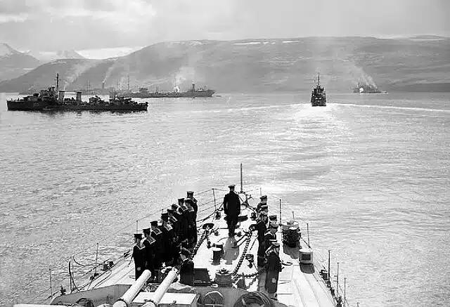 Escortes et navires marchands à Hvalfjord avant le départ du convoi PQ-17 - Archives militaires britanniques | Domaine public.
