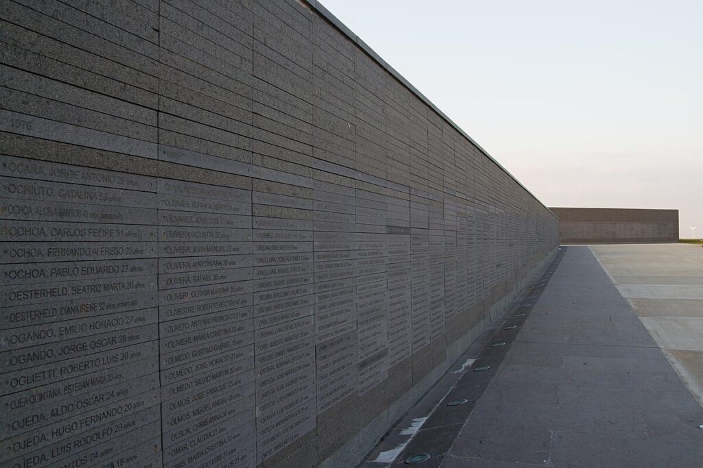 Monument aux victimes du terrorisme d'État - Gustav [pseudo Wikipédia] | CC BY-SA 2.0