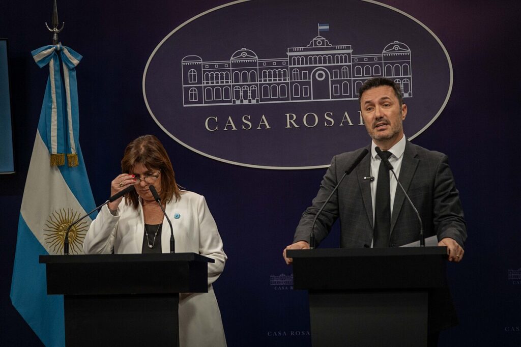 Patricia Bullrich et Maximiliano Pullaro lors de la déclaration du Plan Bandera - Gouvernement argentin | CC BY 4.0 Deed