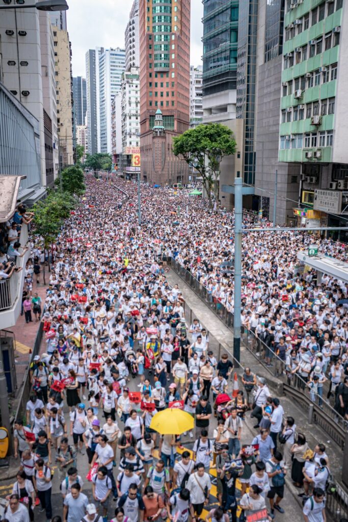 Manifestants sur le chemin Hennessy, coin de la rue de l'Arsenal à Admiralty (Hong Kong), le 9 juin 2019 - Hf9631 | CC BY SA 4.0