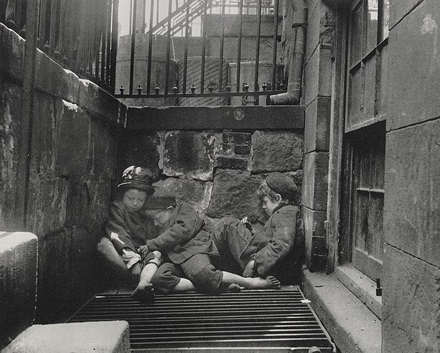 « Nomades de la rue », enfants des rues dans leur chambre, New York - Jacob Riis | Domaine public