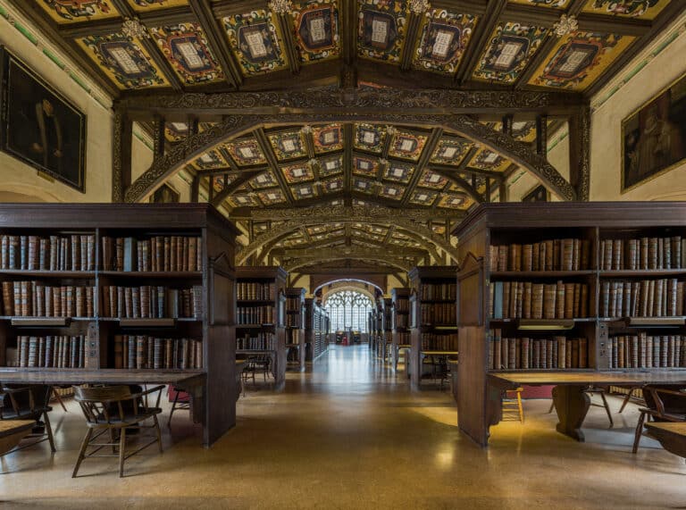 L'intérieur de la Duke Humphrey's Library, la plus ancienne salle de lecture de la Bodleian Library de l'Université d'Oxford - Diliff [Pseudo Wikipédia] | Creative Commons BY-SA 3.0