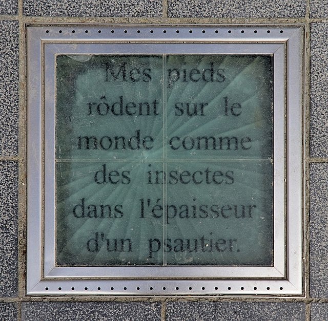 Plaque dans le Parc d'Egmont (Bruxelles) contenant une citation de L'Œuvre au noir | Domaine public