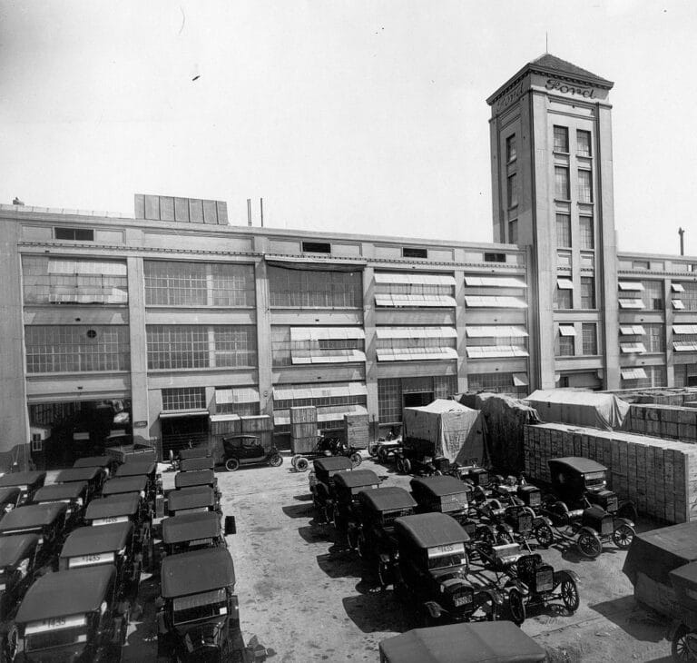 Première usine de montage de véhicules Ford en Argentine, vers 1921 - La Nación newspaper | Domaine public