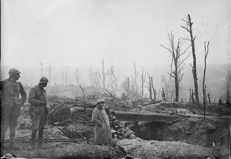 Soldats français dans leur tranchée à Verdun. Bibliothèque du congrès des Etats-Unis. Domaine public.