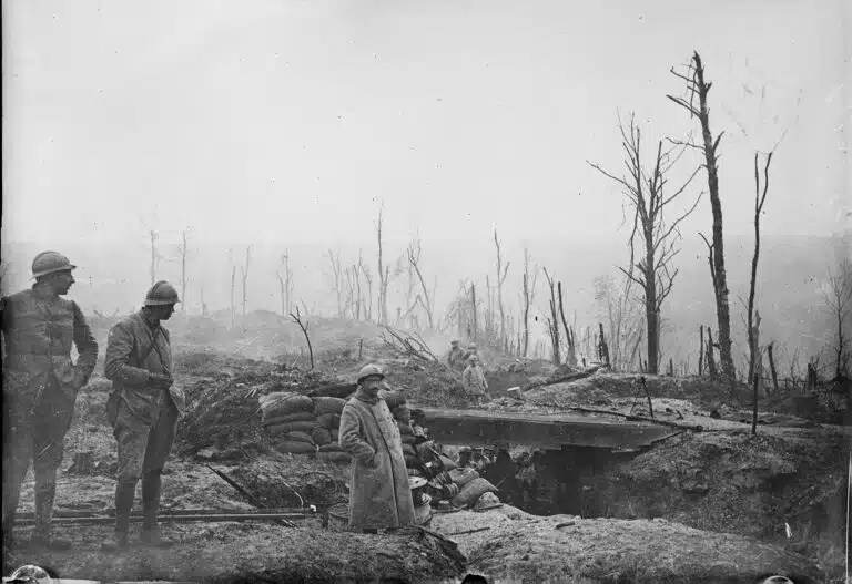 Soldats français dans leur tranchée à Verdun. Bibliothèque du congrès des Etats-Unis. Domaine public.