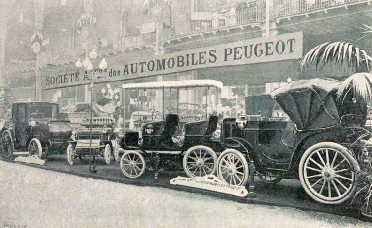 Stand Peugeot au Salon de l'Automobile de Paris, janvier 1901 (troisième édition, la première au Grand Palais) - Auteur inconnu | Domaine public