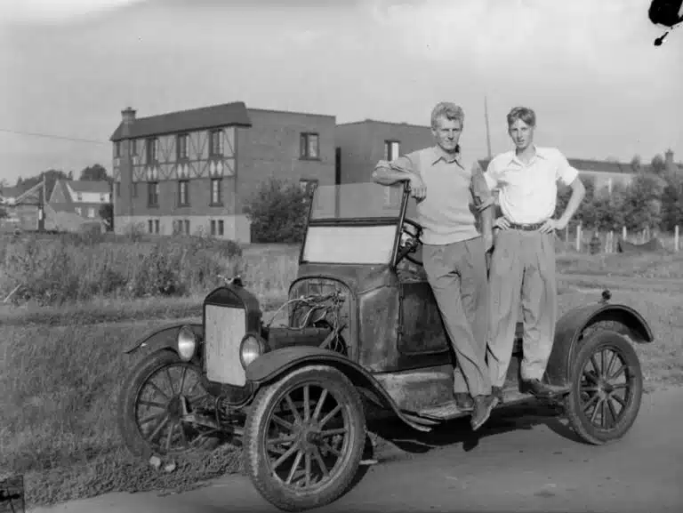 Une Ford Model T 1923 photographiée au Québec en 1948 - Conrad Poirier | Domaine Public / Information complémentaire sur la photographie : Ce fichier a été numérisé et gracieusement téléversé dans Wikimedia Commons avec l'autorisation et la collaboration de Bibliothèque et Archives nationales du Québec et Wikimédia Canada dans le cadre du Projet Poirier
