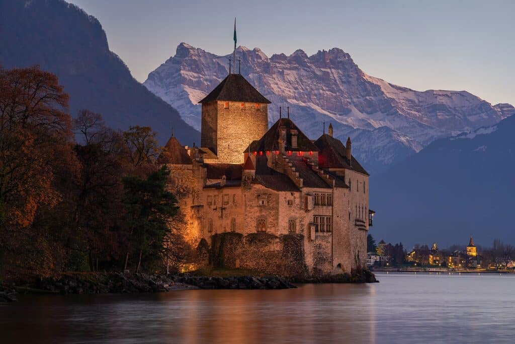 Photographie originale " Château de Chillon et Dents du Midi à la tombée de la nuit ", vue depuis Montreux - par le photographe Giles Laurent (2020) I CC BY-SA 4.0