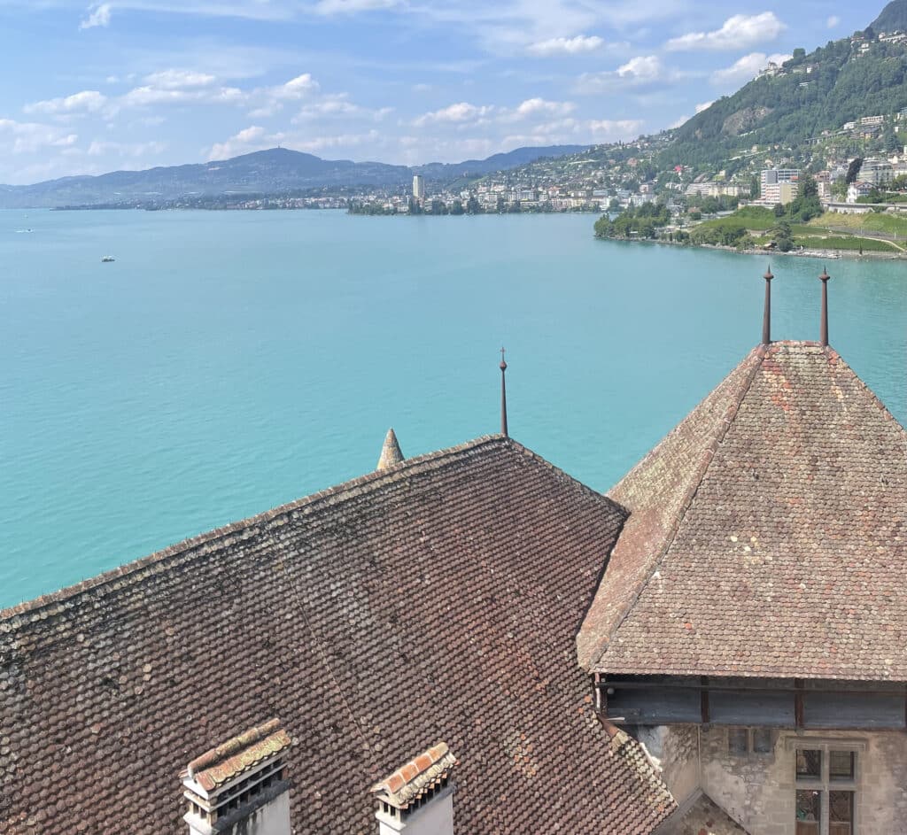 Vue sur le lac Léman et les montagnes du haut du château, après un parcours de visite où sont exposés divers objets de la vie au Moyen Âge et à l'époque moderne dans cette région suisse - Axelle VETELE I Creative Commons BY-NC-SA