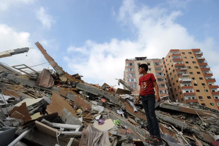 Les Palestiniens récupèrent des objets dans les ruines de Gaza - UN Photo/Shareef Sarhan I Creative Commons BY-NC-ND 4.0