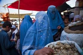 Les femmes afghanes doivent couvrir leur corps entièrement en présence d'hommes n'appartenant pas à leur famille », de même que leur visage « par peur de la tentation » - Jan Chipacase | Creative Commons BY-SA 4.0