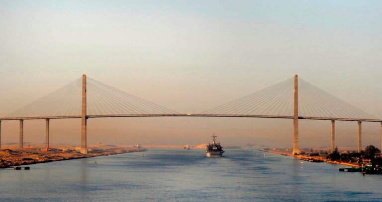 Le pont du canal de Suez au niveau de la ville égyptienne d'El Qantara - Kristopher Wilson, U.S. Navy | Domaine public