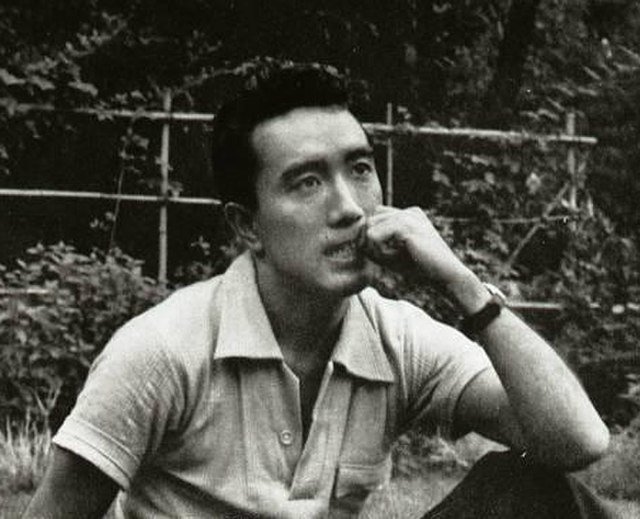 Photographie de Yukio Mishima en 1956 - Shirou Aoyama | Domaine public