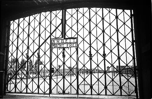 La porte principale du camp de Dachau, photographie de Marcel G. Lefrancq, prise en 1947 | Creative Commons 4.0.
