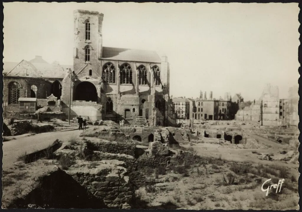 Carte postale de Saint-Malo en ruines, la Cathédrale, Éditions du Greff, Paris — Musée de Bretagne, Collections muséales, 1945 | Domaine Public.