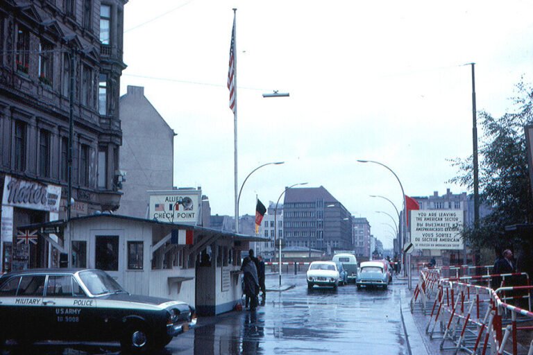 Checkpoint Charlie en 1963, depuis le secteur américain - Roger Wollstadt | Creative Commons BY-SA 2.0