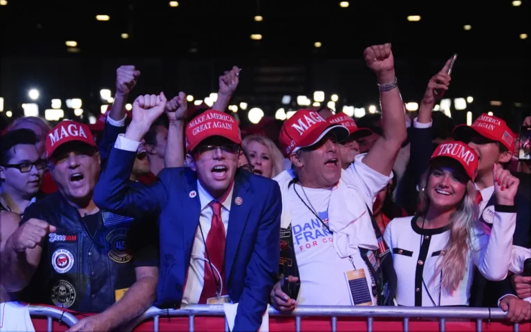 Des partisans arrivent à une soirée de veille de l'élection du candidat républicain à la présidence et ancien président Donald Trump à West Palm Beach, en Floride - AP Pic | Creative Commons BY 4.0