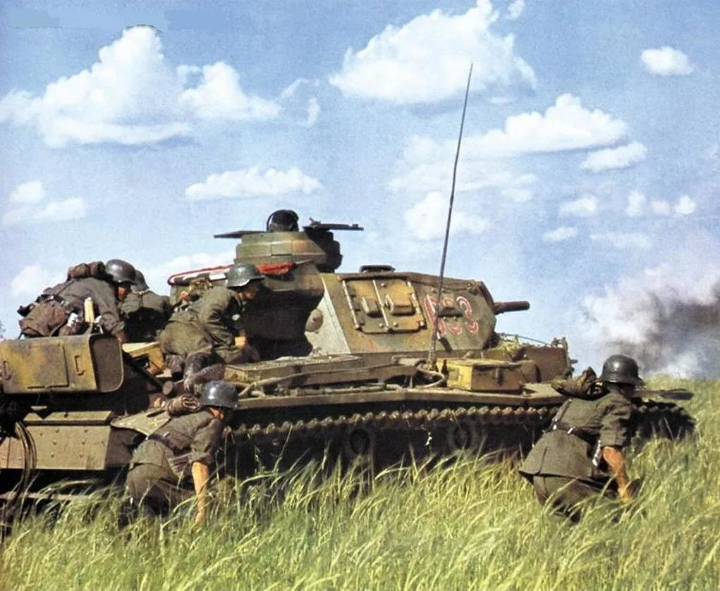 Les principes de mobilité et d'effet de surprise, qui caractérisaient jusqu'ici les engagements stratégiques de la Wehrmacht sous le terme de Blitzkrieg, semblent encore prévaloir pendant l'été et l'automne 1941 - Auteur inconnu | Domaine public