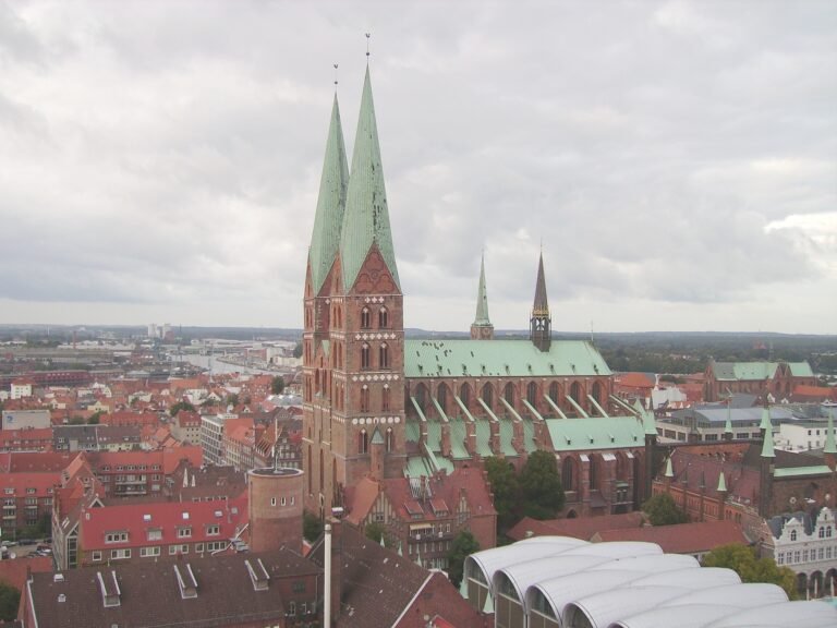Panorama de la vieille ville de Lübeck avec l'église Sainte-Marie, symbole de la ville - Garitzko [Pseudo Wikipédia] - Domaine public