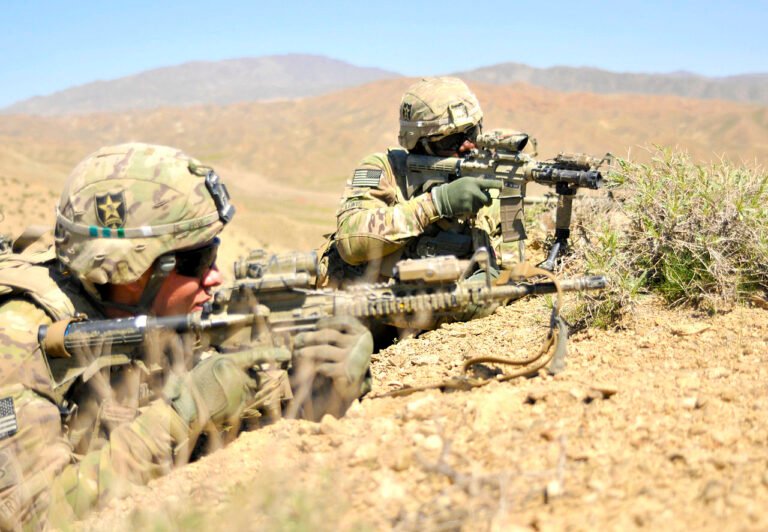 Tireurs américains protégeant un convoi de la police aux frontières afghane, en 2013 - Staff Sgt. Shane Hamann | Domaine public