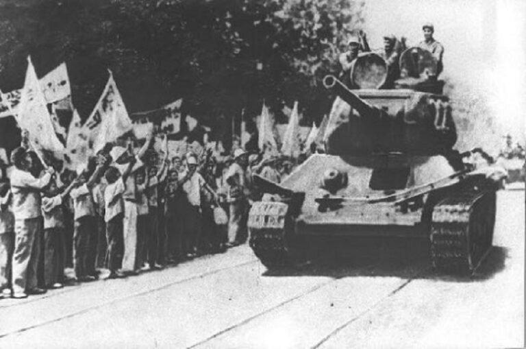 Unité blindée de chars T-34 nord-coréens entrant à Séoul en 1950 - Auteur inconnu | Domaine public