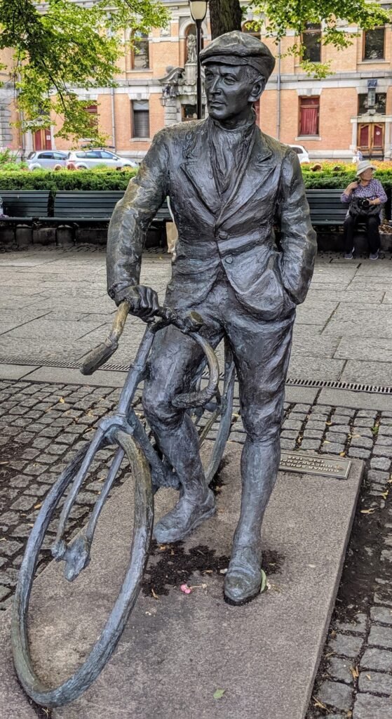 Statut de Gunnar Sønsteby avec son vélo sur la place Solli à Oslo - Hsq7278 [Pseudo Wikipédia] | Domaine public