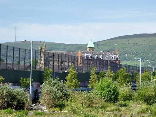 L'abbaye de Clonard longée par un mur de la paix dans l'Ouest de Belfast en 2017 - David Dixon | Creative Commons BY-SA 2.0
