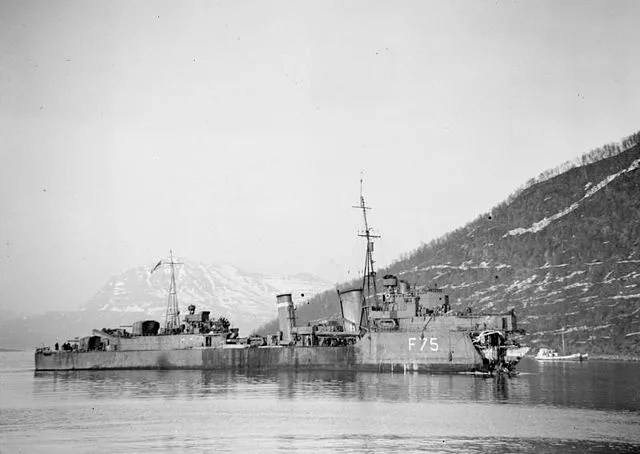 La deuxième bataille de Narvik, 13 avril 1940 : le HMS ESKIMO dans le fjord de Narvik après avoir été endommagé par une torpille tirée par le destroyer allemand - Georg Thiele | Domaine public