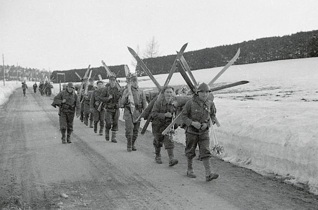 Les Chasseurs Alpins français portent leurs skis lors d'une marche en Norvège, mai 1940 - War Office Second World War Official Collection | Domaine public