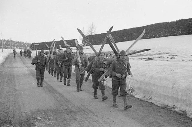 Les Chasseurs Alpins français portent leurs skis lors d'une marche en Norvège, mai 1940 - War Office Second World War Official Collection | Domaine public