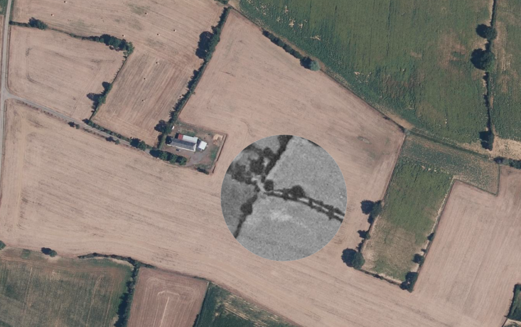 Capture d'écran d'une ferme familiale avec l'ancien chemin aujourd'hui remplacé par un champ - IGN France