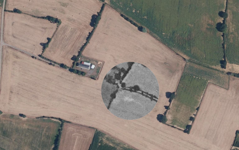 Capture d'écran d'une ferme familiale avec l'ancien chemin aujourd'hui remplacé par un champ - IGN France
