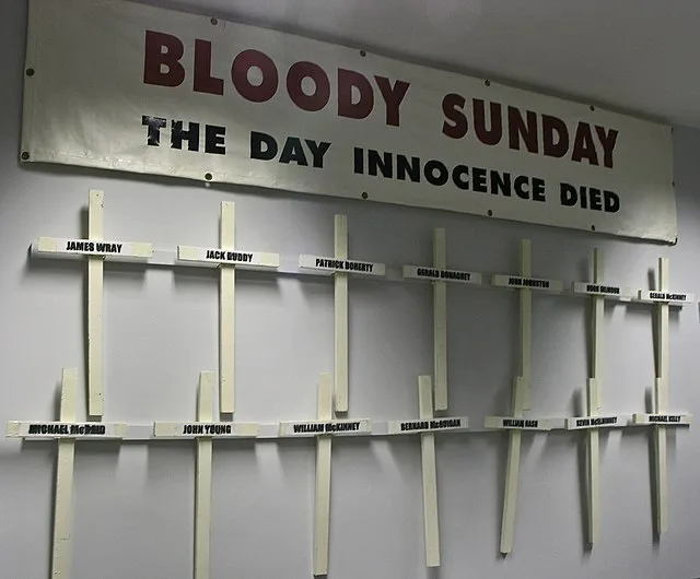 Croix du Bloody Sunday portées par les familles des victimes lors de la marche de commémoration annuelle (2007) - SeanMack | Creative Commons BY 3.0