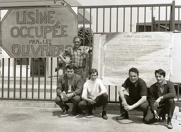 Des travailleurs en grève devant leur usine occupée en juin - George Garrigues | Creative Commons BY-SA 3.0