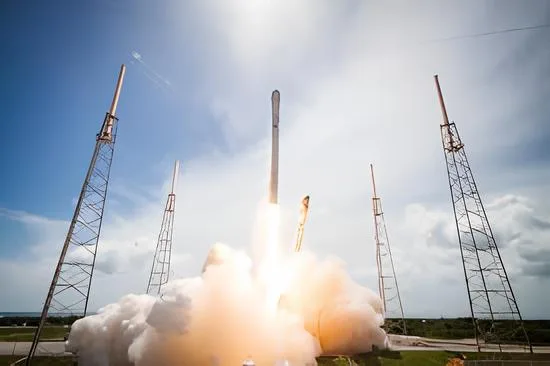 la fusée falcon 9 de spacex a lancé la mission orbcomm og2 1 le 14 juillet 2014. (1)
