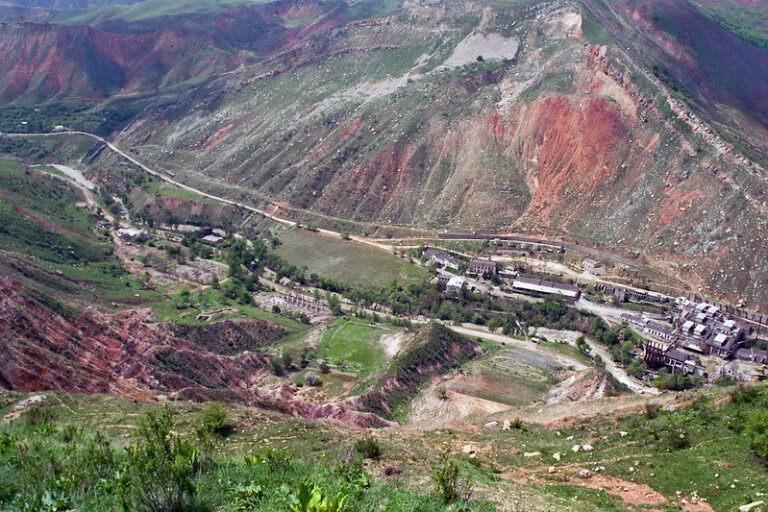 Vue sur l'ancienne usine et sur les sites d'extraction d'uranium à Mailuu-Suu, au Kirghizistan - Peter Waggit/IAEA | Creative Commons BY SA 2.0