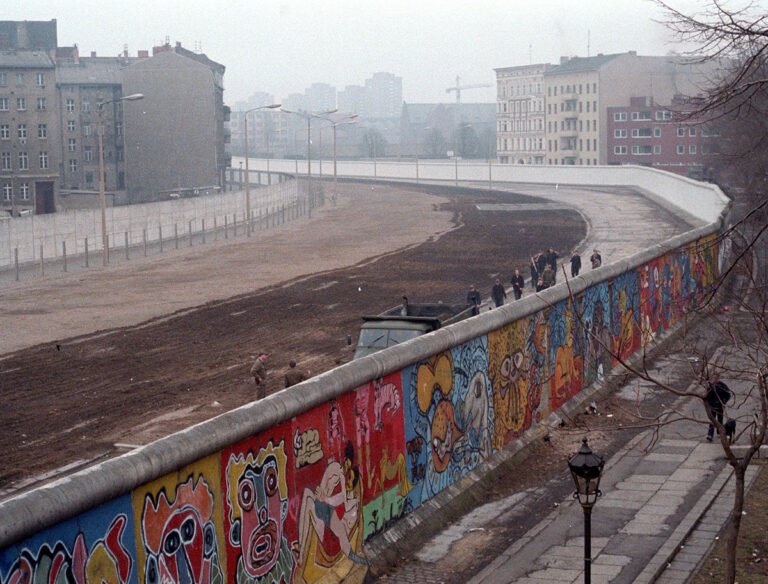 Vue du mur en 1986, la partie ouest couverte de graffitis et de peintures murales - Noir [Pseudo Wikipédia] selbst fotografiert | Creative Commons BY-SA 3.0