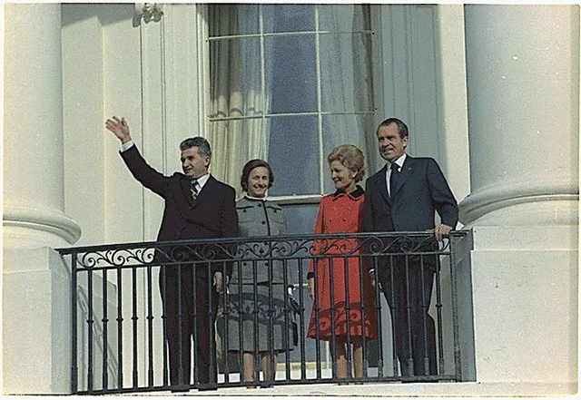 Nicolae Causescu et Richard Nixon sur le balcon de la Maison Blanche en 1973 - Robert Leroy | Domaine public