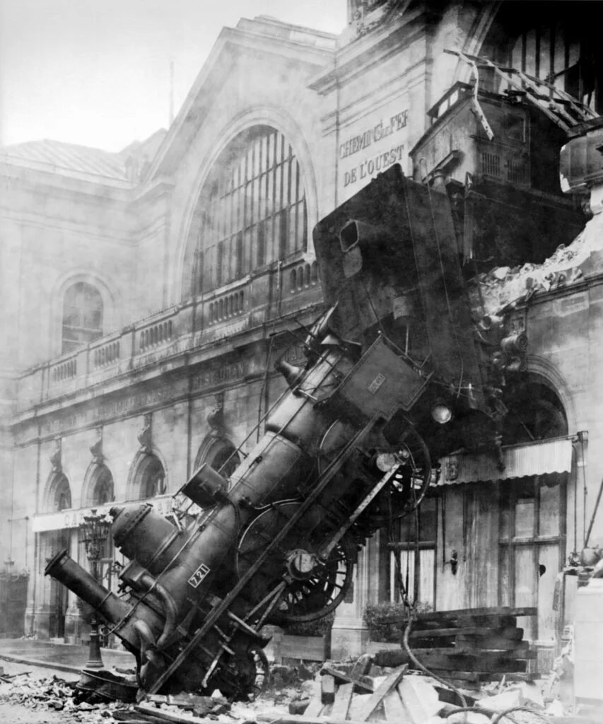 Train à Montparnasse en 1895 - Emma Girod Bergoën | Domaine public